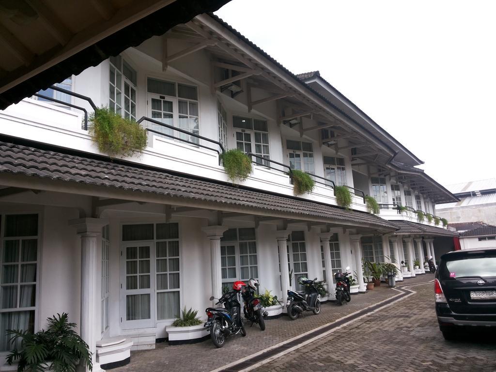 Urbanview Hotel Crown Tasikmalaya By Reddoorz Exterior foto