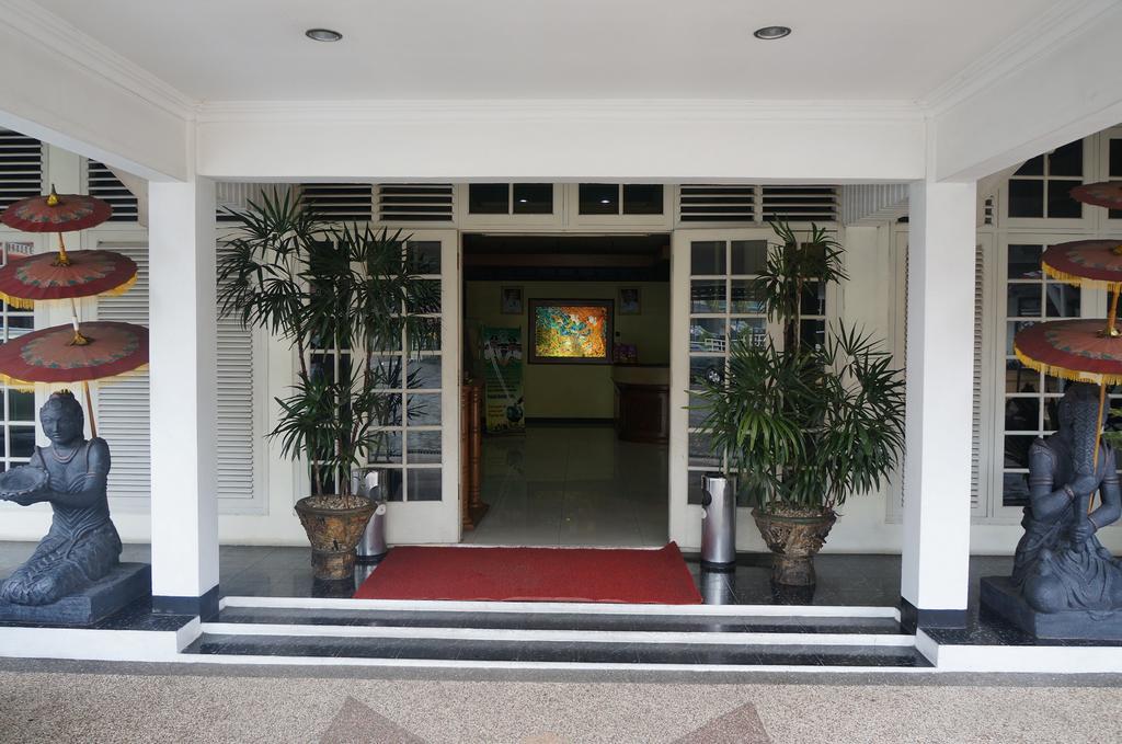 Urbanview Hotel Crown Tasikmalaya By Reddoorz Exterior foto