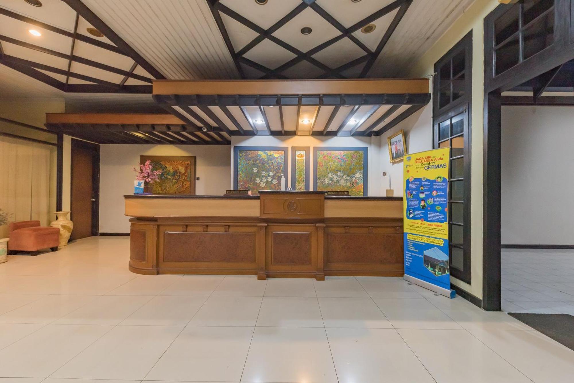 Urbanview Hotel Crown Tasikmalaya By Reddoorz Exterior foto